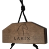 drewniany wieszak na czapraki z logo larix