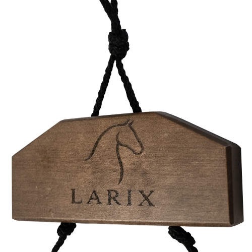 drewniany wieszak na czapraki z logo larix