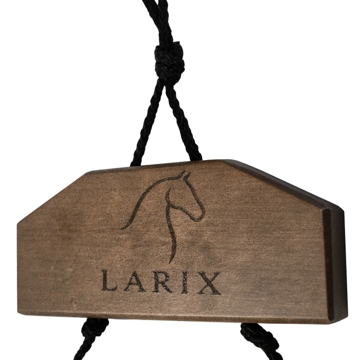 drewniany wieszak na czapraki z logo larix
