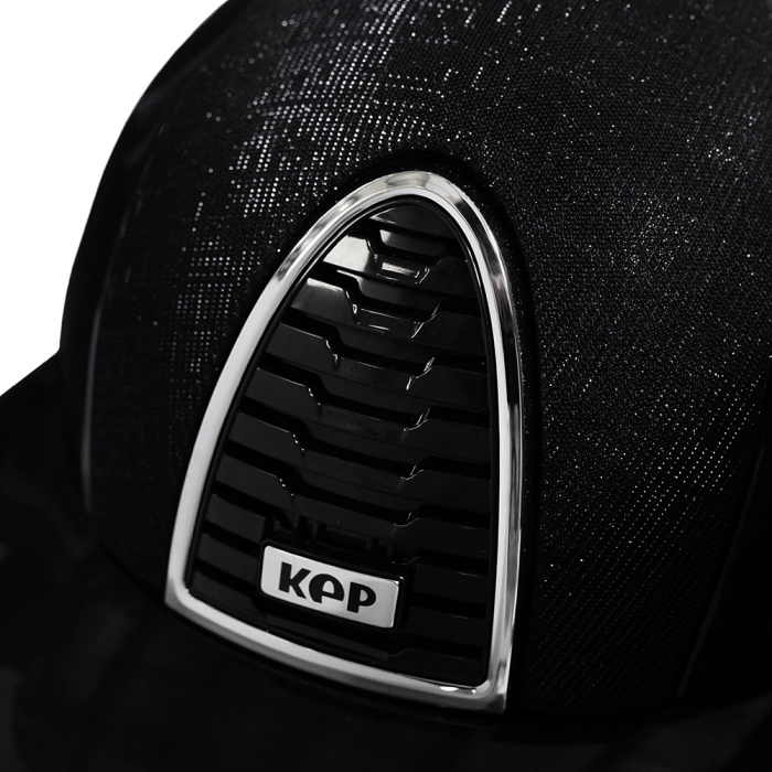 kask kep czarny z szerokim daszkiem