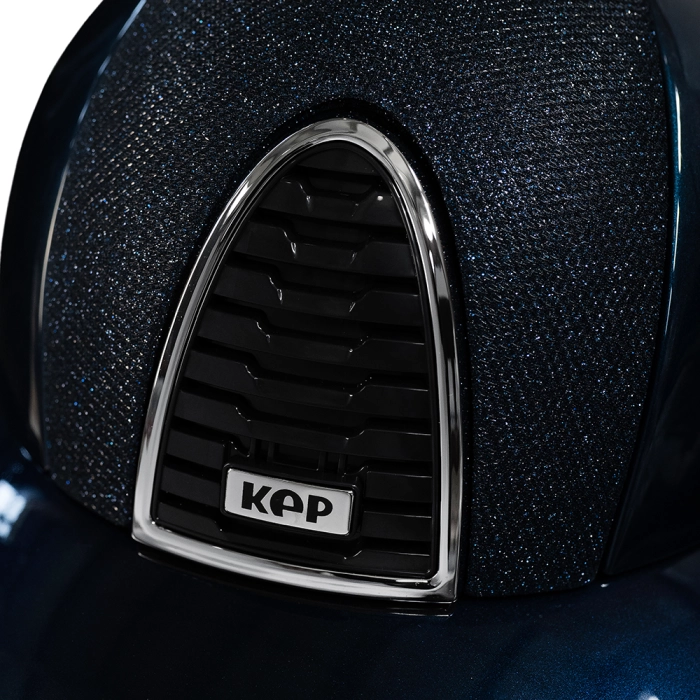 Granatowy kask kep Italia cromo z błyszczącą przodem i szerokim daszkiem
