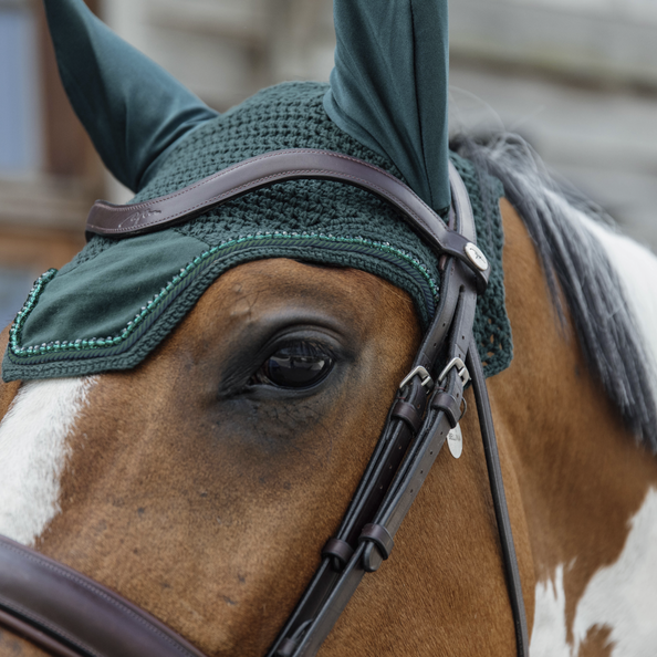 Ciemno zielone nauszniki  Kentucky Velvet Pearls na koniu