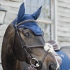 Nauszniki Kentucky Velvet Pearls Navy na głowie konia