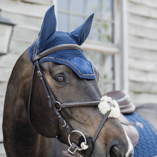 Nauszniki Kentucky Velvet Pearls Navy na głowie konia